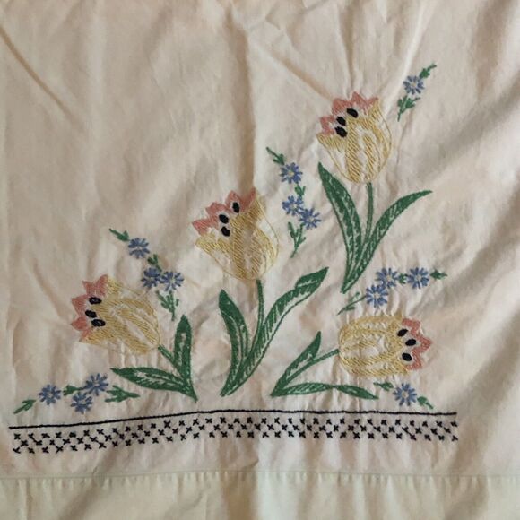Harmony House Embroidered Tulips Pillow Cases VTG Pair Pale Green Cotton 30x20" - Picture 5 of 9